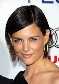 účes Katie Holmes - krátké vlasy účes Katie Holmes - krátké vlasy