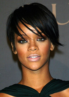 účes Rihanna - krátké vlasy účes Rihanna - krátké vlasy